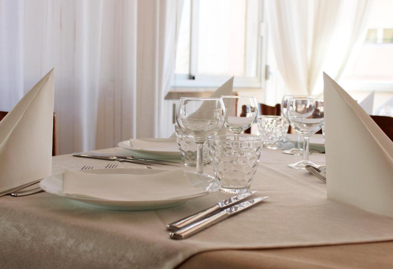 Hotel Caesar เปซาโร ภายนอก รูปภาพ