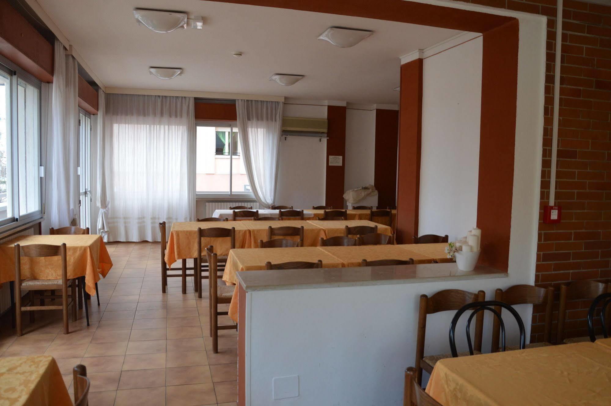 Hotel Caesar เปซาโร ภายนอก รูปภาพ